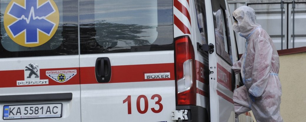 Прямували на виклик: на Волині карета швидкої допомоги застрягла у сніговому заметі
