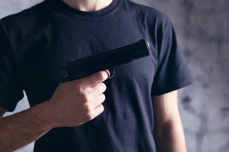 Мужчина угрожал пистолетом. Угрожает пистолетом к голове. Фото мужчины угрожающего пистолетом.