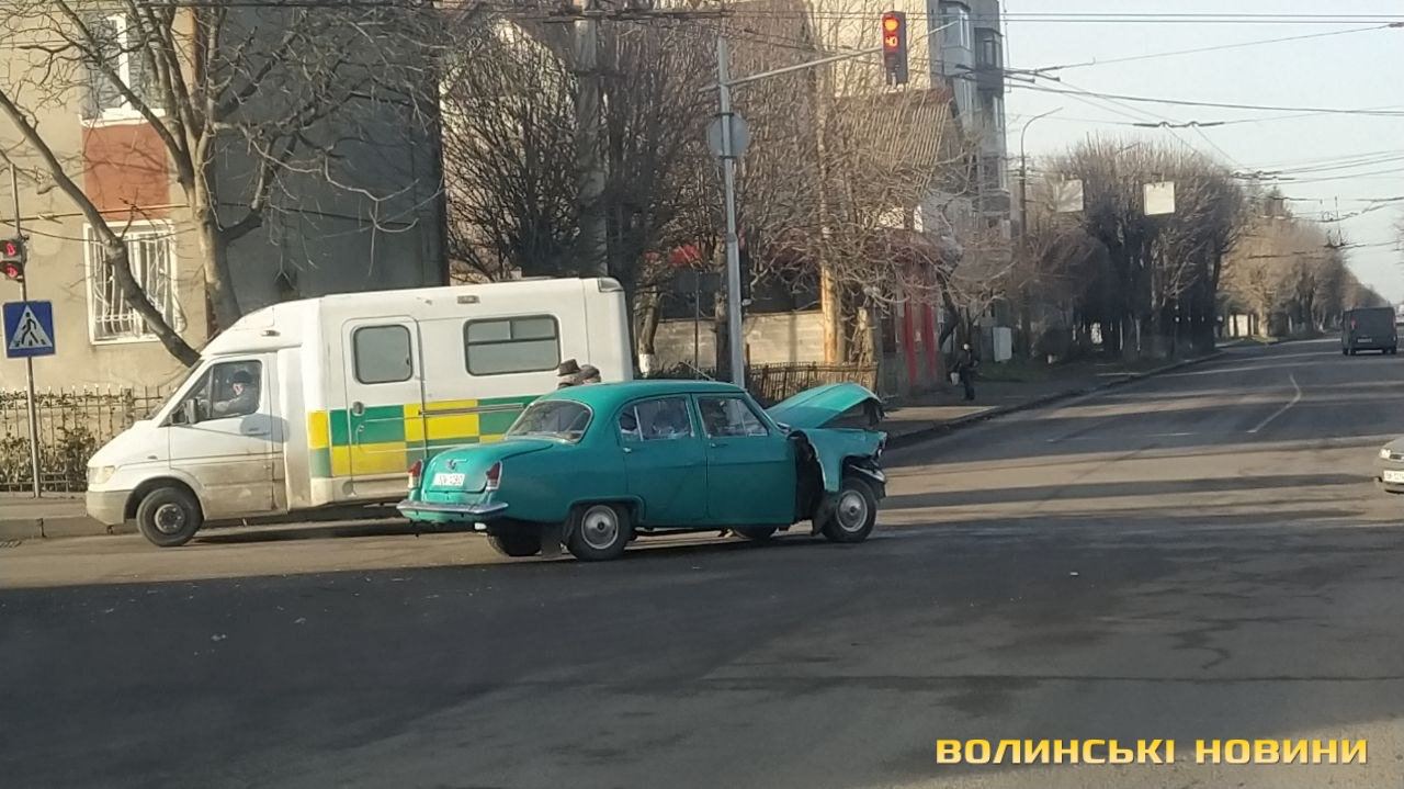 У Луцьку зіткнулися «Волга» та «Фольксваген» (Фото) : Волинь Infa