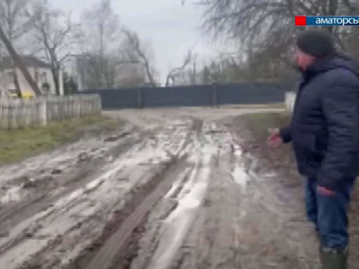 Багнюка, болото, вода: у селі на Волині – жахлива дорога (Відео)