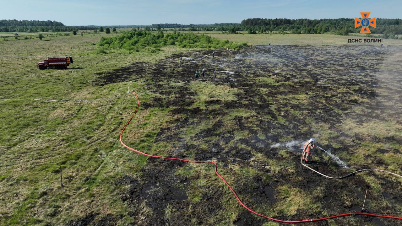 Боронували трактором, щоб пожежа не розповсюдилась: на Волині горіла суха трава та торф