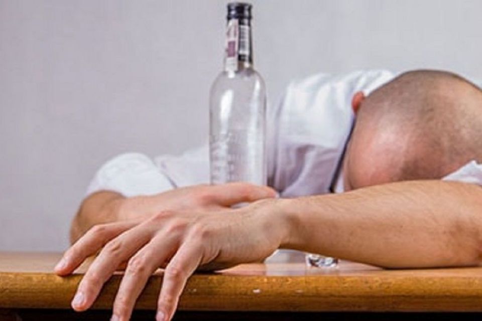 Алкогольна залежність в Україні: Чому система лікування дає збої та де шукати порятунок?