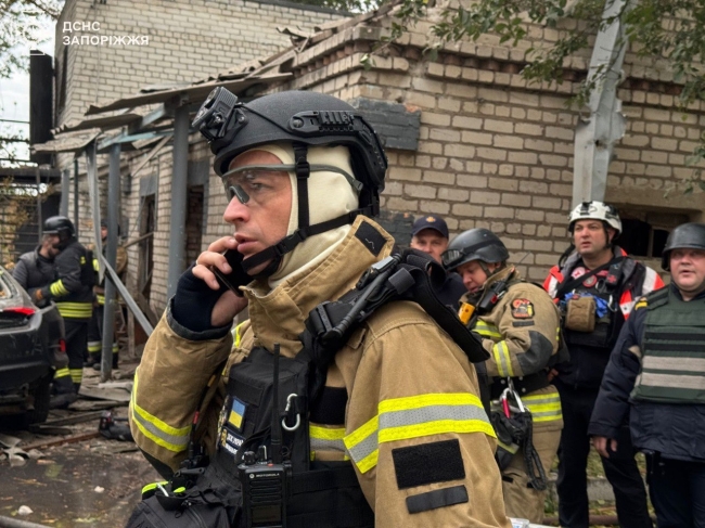 Росіяни вдарили ракетою по дитячому садку у Запоріжжі: у місті під завалами шукають людей (ФОТО)