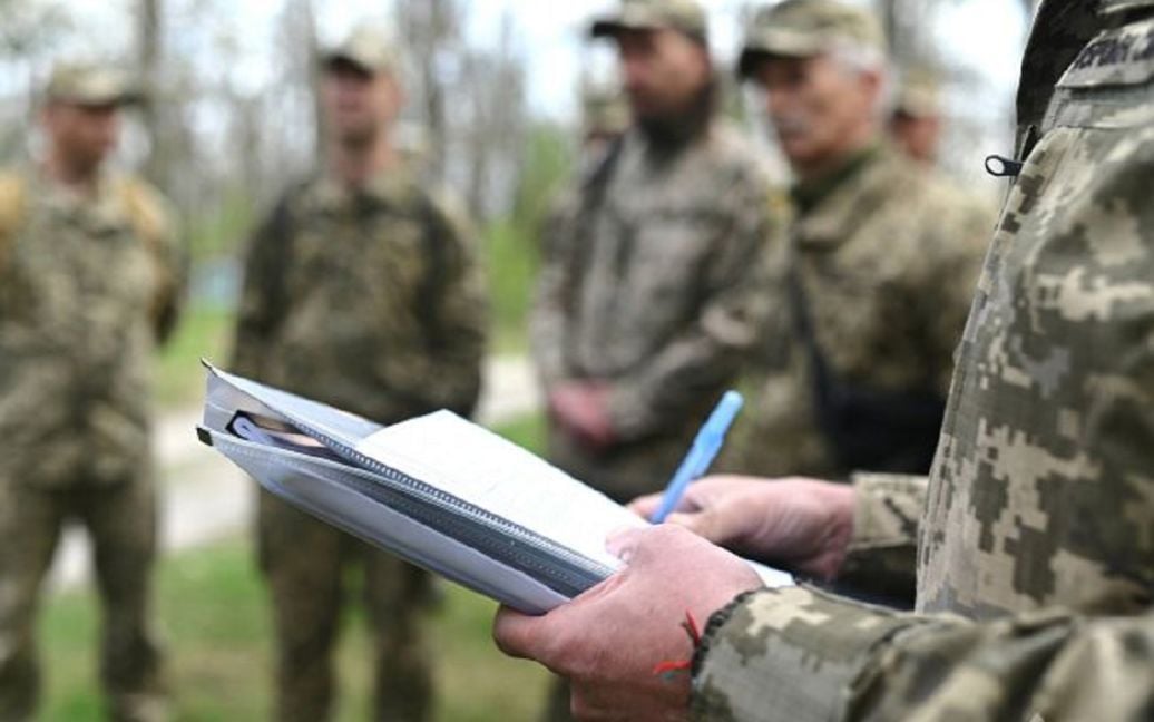 Чи можуть працівники ТЦК заходити на територію дому: відповідь адвоката