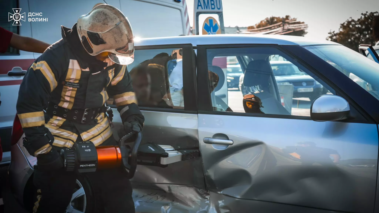 У Луцьку рятувальники деблокували з автівки пораненого у ДТП