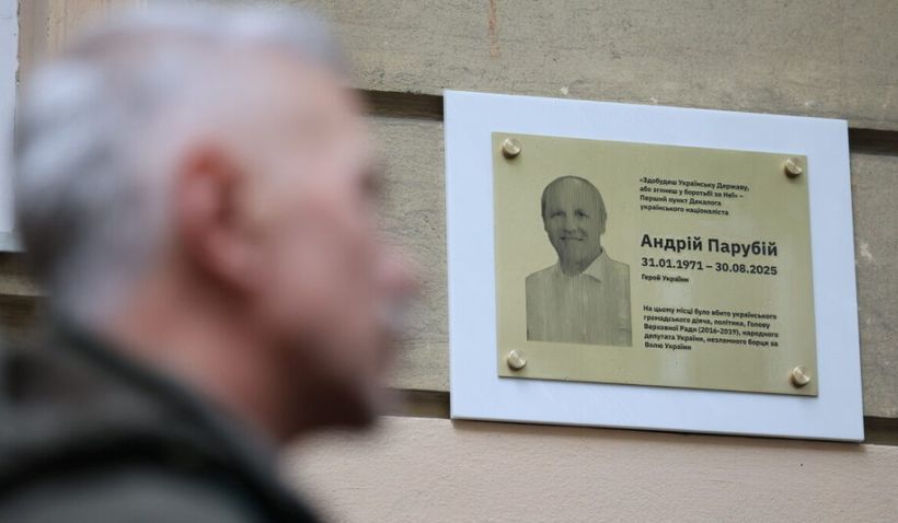 У Львові меморіальну таблицю Андрієві Парубію відкрили поряд з місцем, де його було вбито