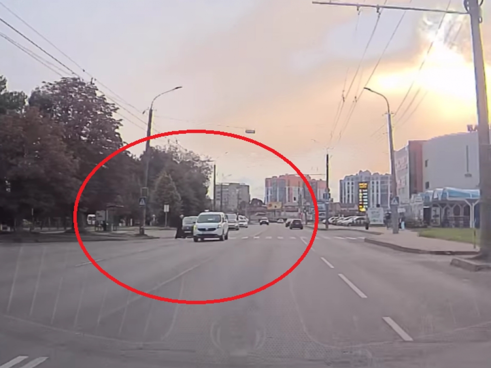 У Луцьку дівчина ледве не попала під колеса авто (Відео)