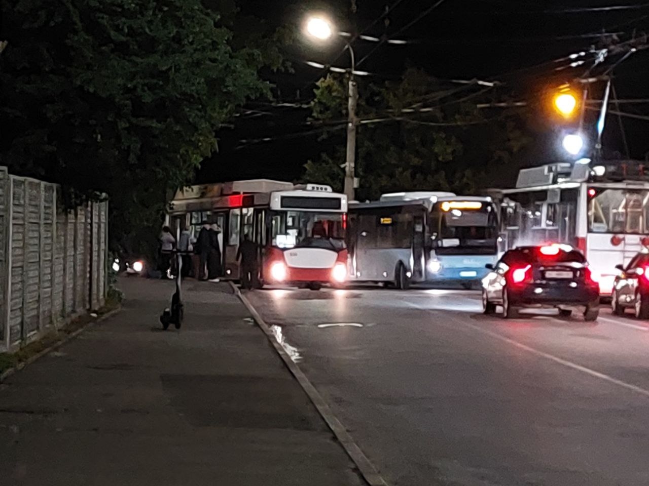 У Луцьку пасажири штовхали тролейбус за кілька сот метрів від ДЕПО (Фото)