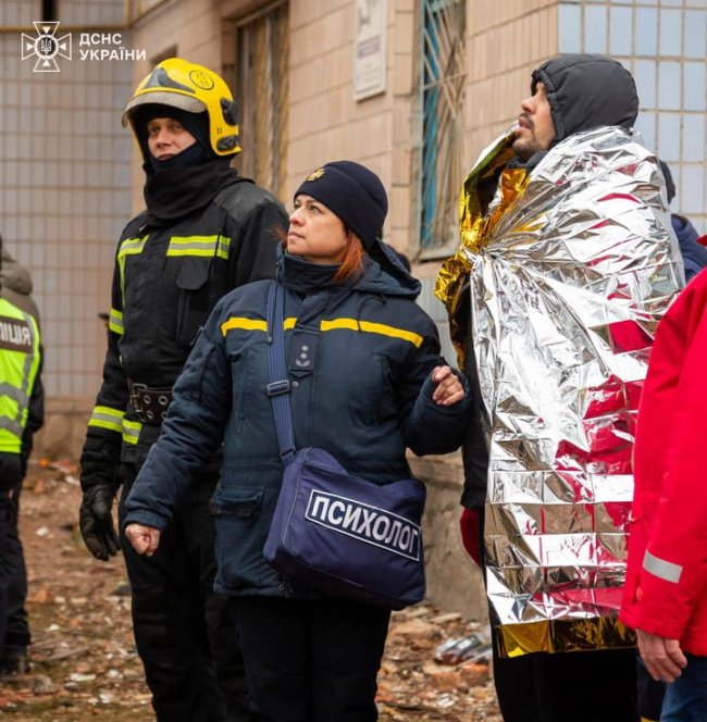 Чоловік три дні чекав біля руїн будинку у Тернополі, що його сімʼю знайдуть живою