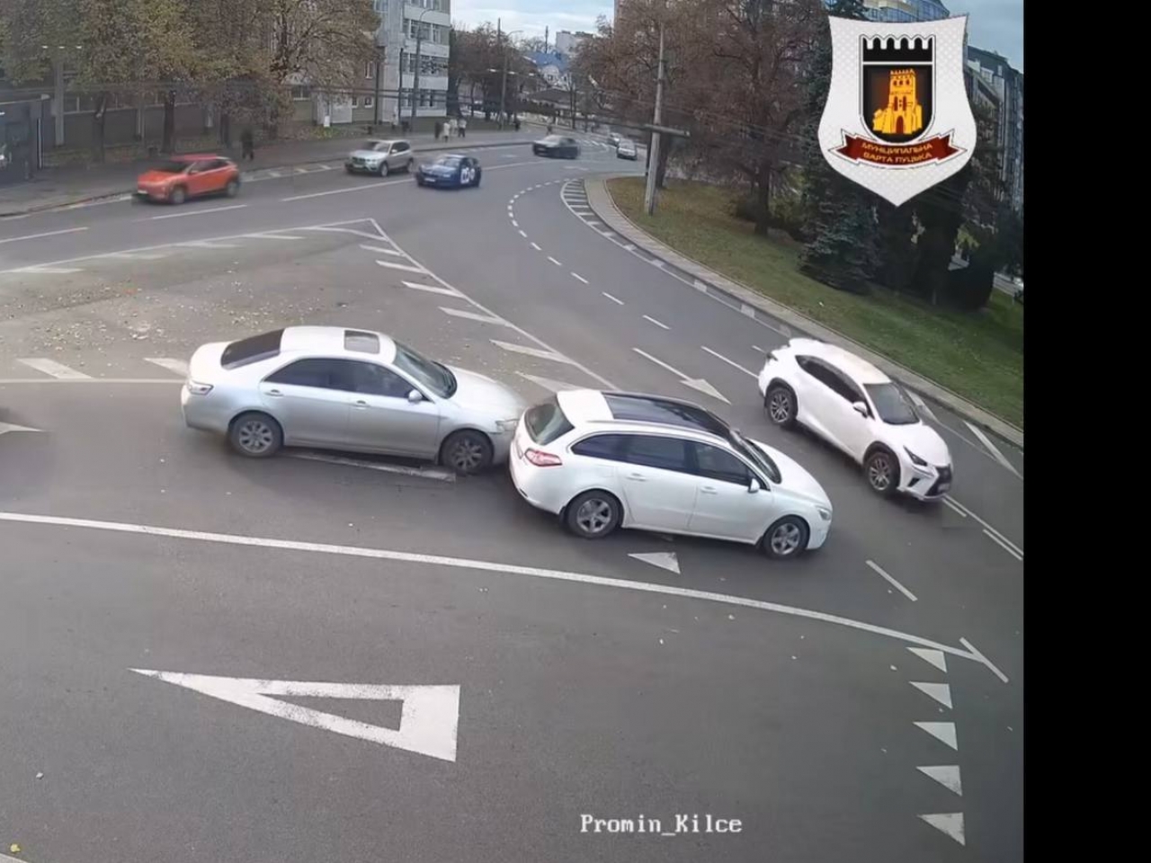 Впіймала ґаву: у Луцьку біля РЦ “Промінь” водійка в’їхала у авто попереду (Відео)