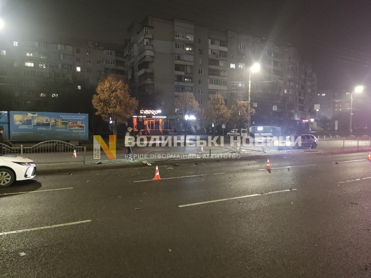 У Луцьку біля «Там Таму» водій автівки зніс паркан