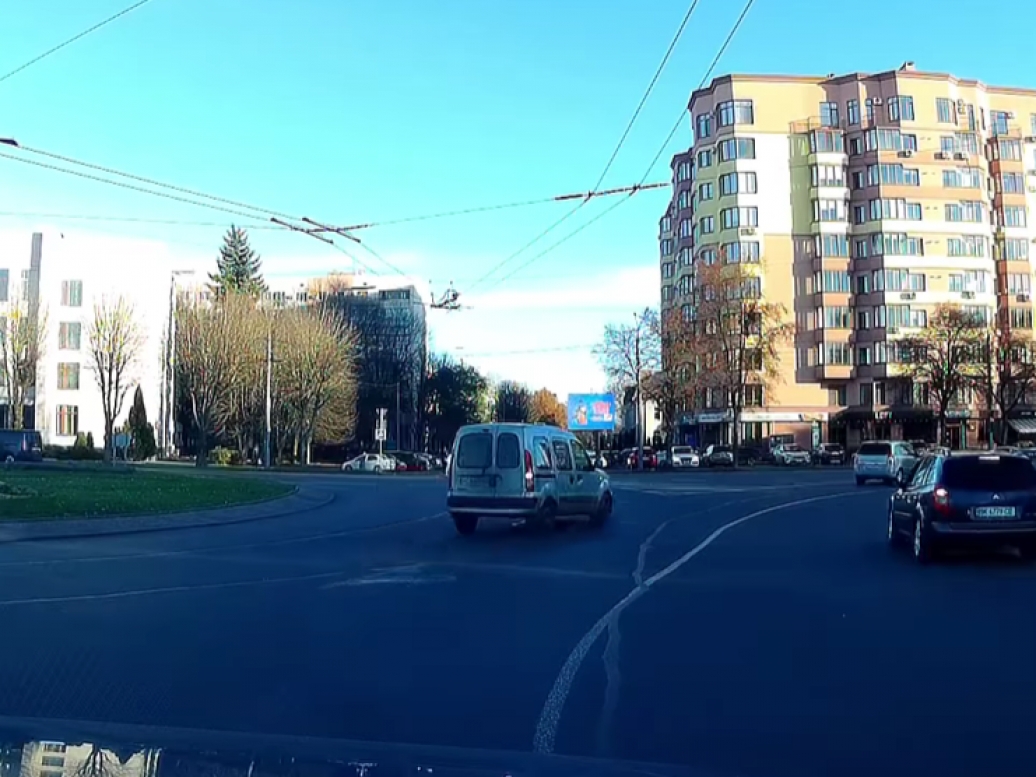 У Луцьку на кільці водій “підрізав” автівку (Відео)