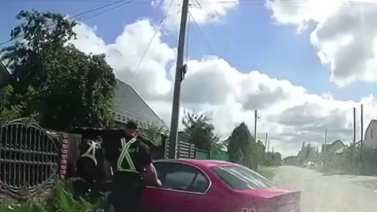 На Волині водій «BMW» з поліцейським на капоті заїхав на своє подвір’я