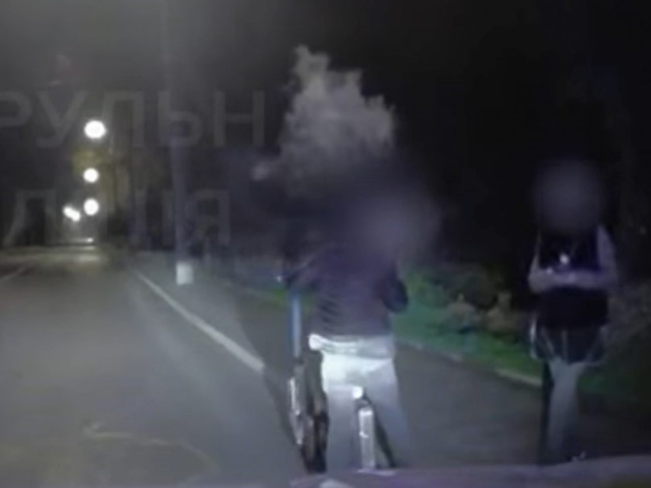 У Луцьку під час комендантської години жінка намагалася позбутися ймовірних наркотиків (Відео)