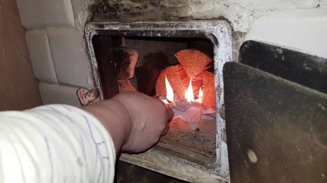 У Дубні жінка отримала опіки під час розпалювання грубки