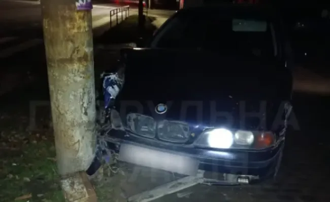 У Луцьку п’яний водій BMW утікав від поліції і в’їхав у стовп (Відео)