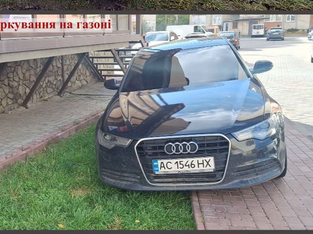 У Луцьку оштрафували любителів парковки на газонах