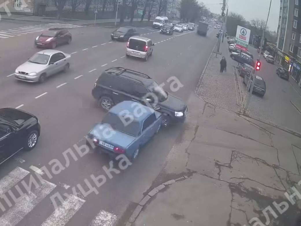 Водій довірився незнайомцю: у Луцьку сталася ДТП з потерпілими (Відео)
