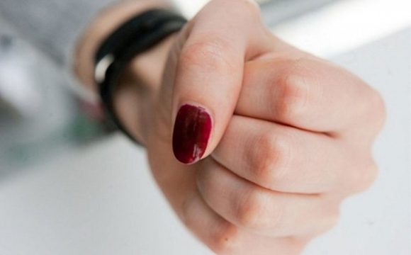 Інцидент у Луцьку: жінка побила неповнолітню дівчину