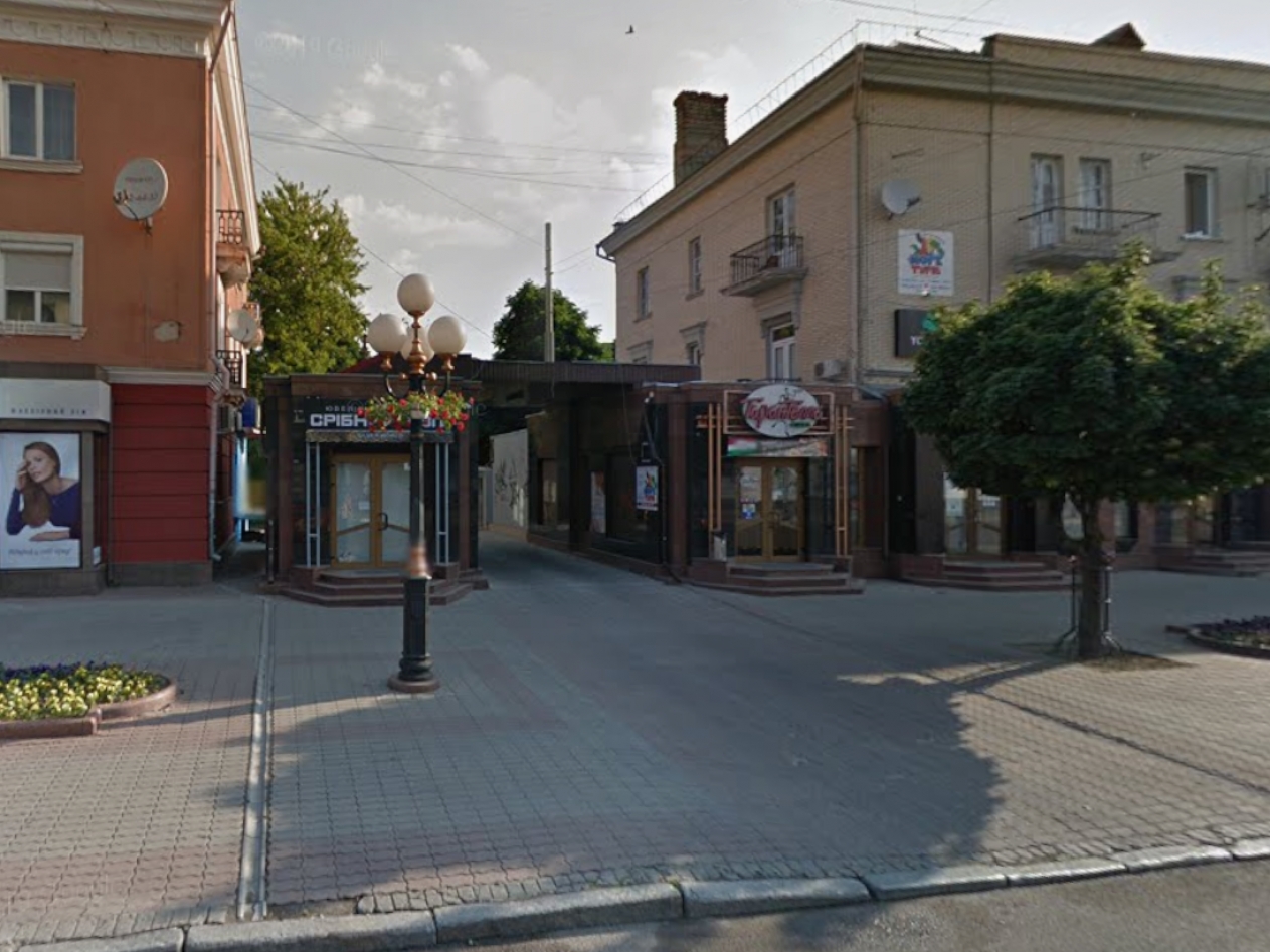 У центрі Луцька на занедбаному дитячому майданчику розпивають алкоголь