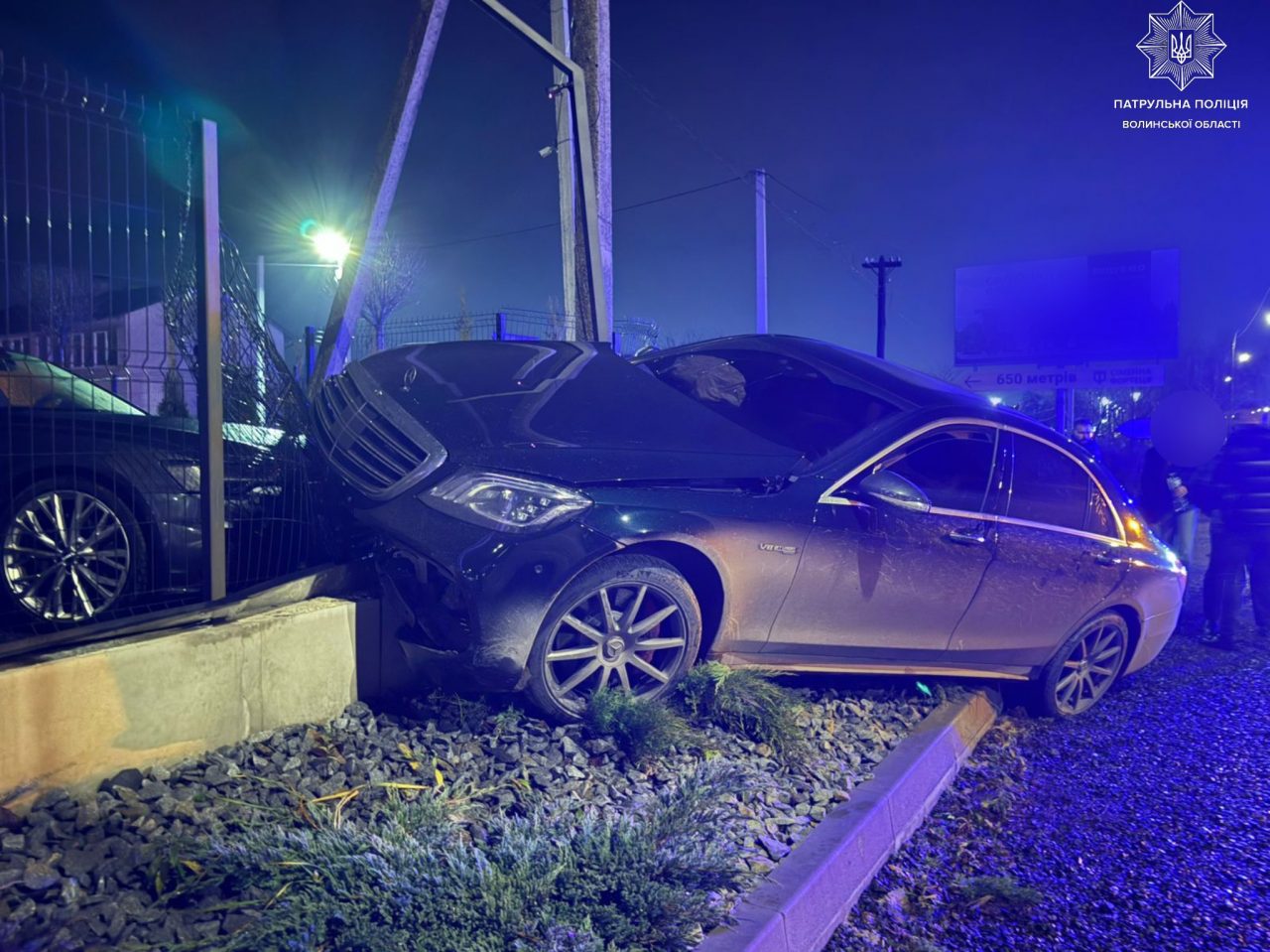 ДТП у селі Струмівка: автомобіль Mercedes наїхав огорожу