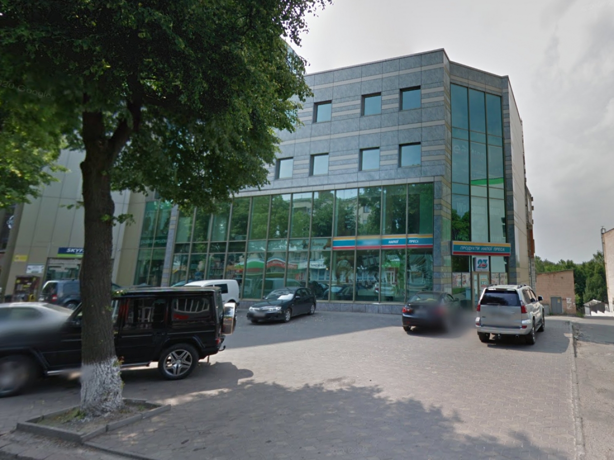 Лучани нарікають на стихійну парковку біля одного з торгових центрів