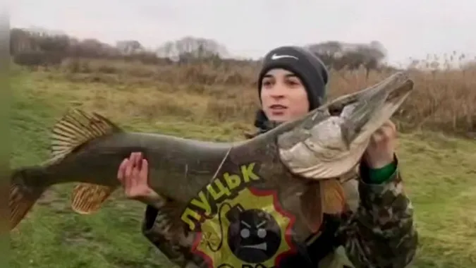 У Луцьку в Стиру підліток упіймав величезну щуку (Відео)
