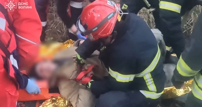 У Луцькому районі рятувальники витягли чоловіка з п’ятиметрового колодязя