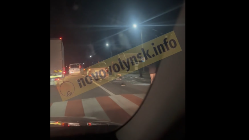 На Волині автомобіль на «зебрі» збив матір з дитиною (Відео)