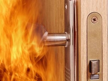 На Волині чоловік підпалив вхідні двері, у квартирі було двоє дітей