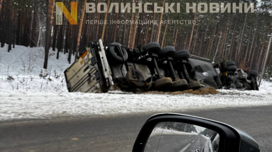 На Волині вантажівка злетіла в кювет і перекинулася