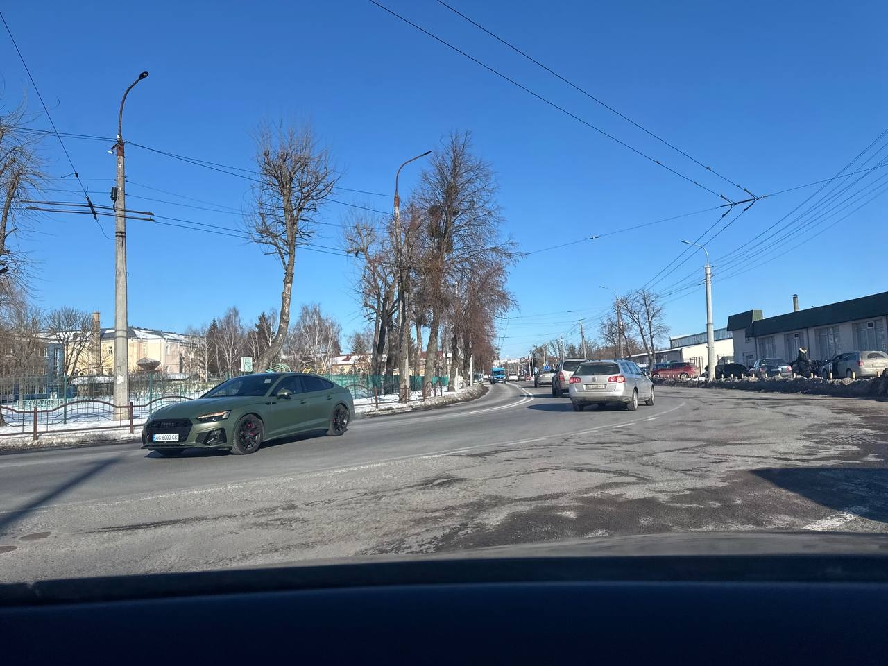 У Луцьку жіночка на елітному авто перетнула подвійну смугу, аби заїхати на ринок