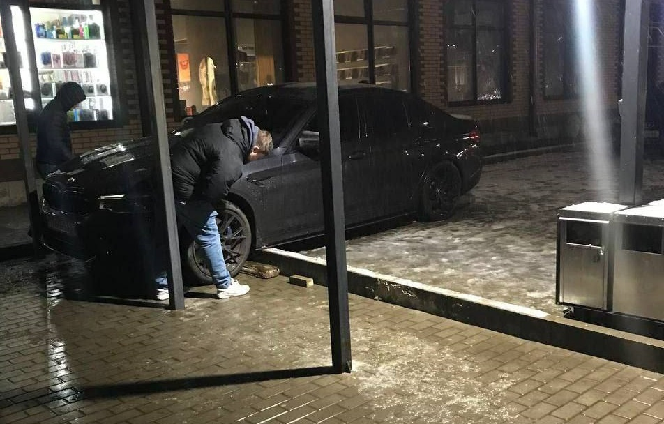 У Володимирському районі автівка влетіла в металеву конструкцію