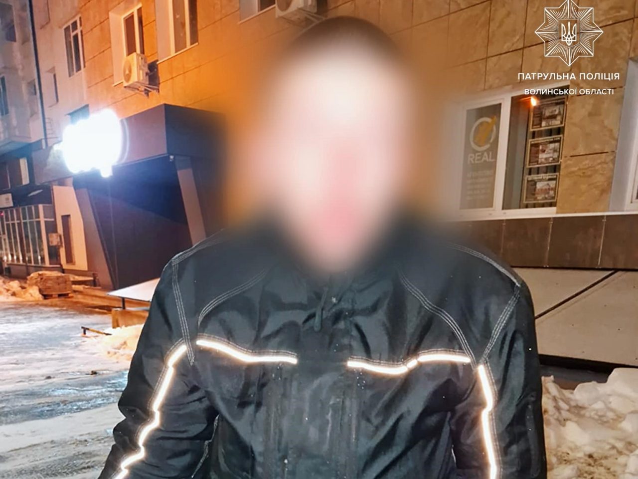 Луцькі патрульні допомогли бездомному чоловіку в морозну ніч