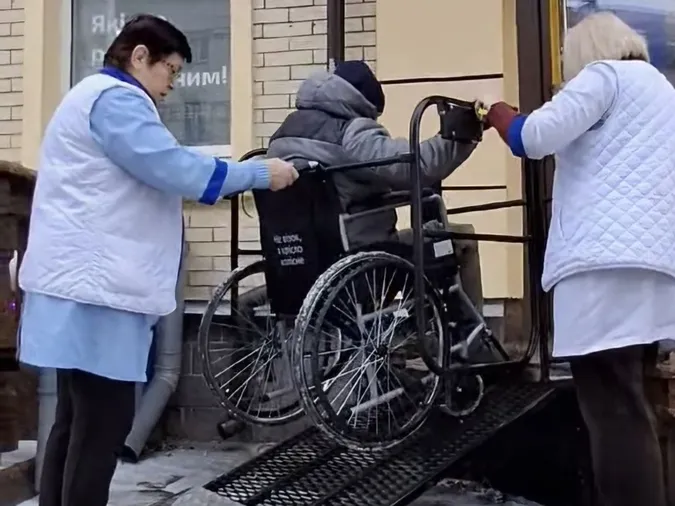 У Луцьку ветеран на колісному кріслі ледь не випав з підйомника біля аптеки (Відео)
