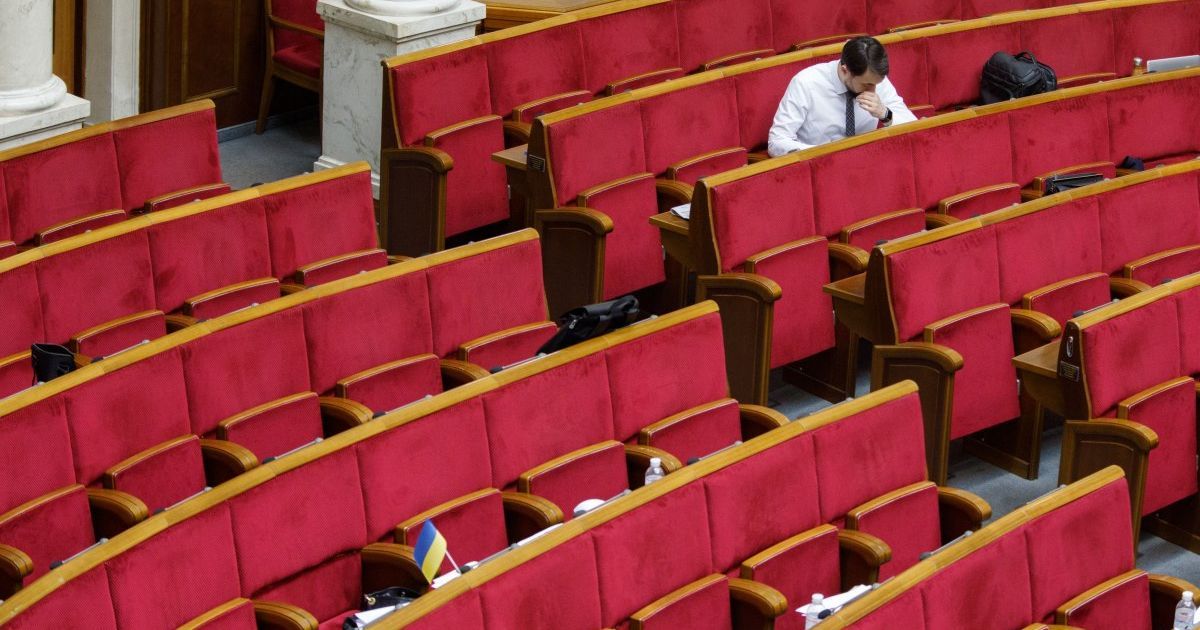 Раду «скосила» невідома хвороба: десятки нардепів під крапельницями