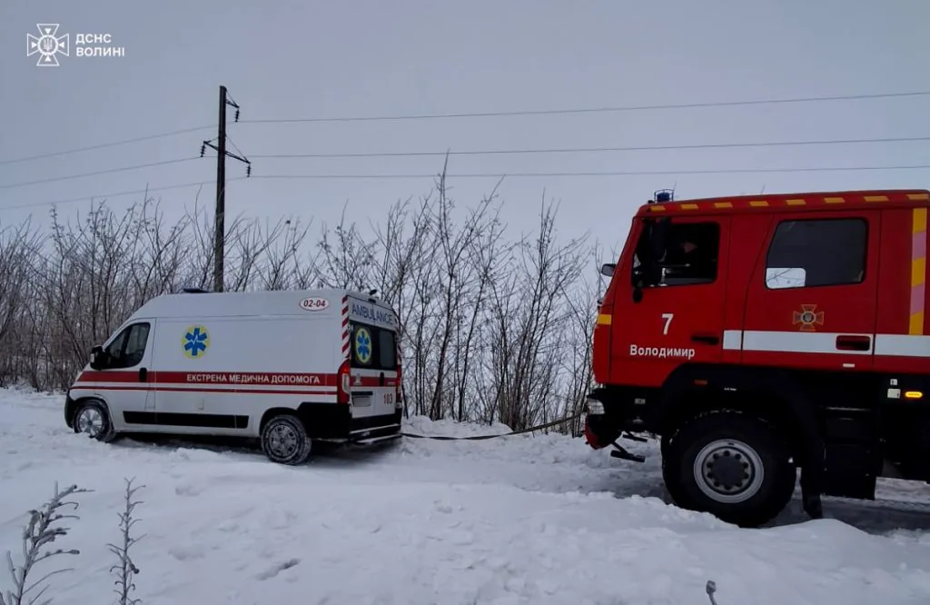 У волинській громаді рятувальники витягнули зі снігу карету «швидкої»