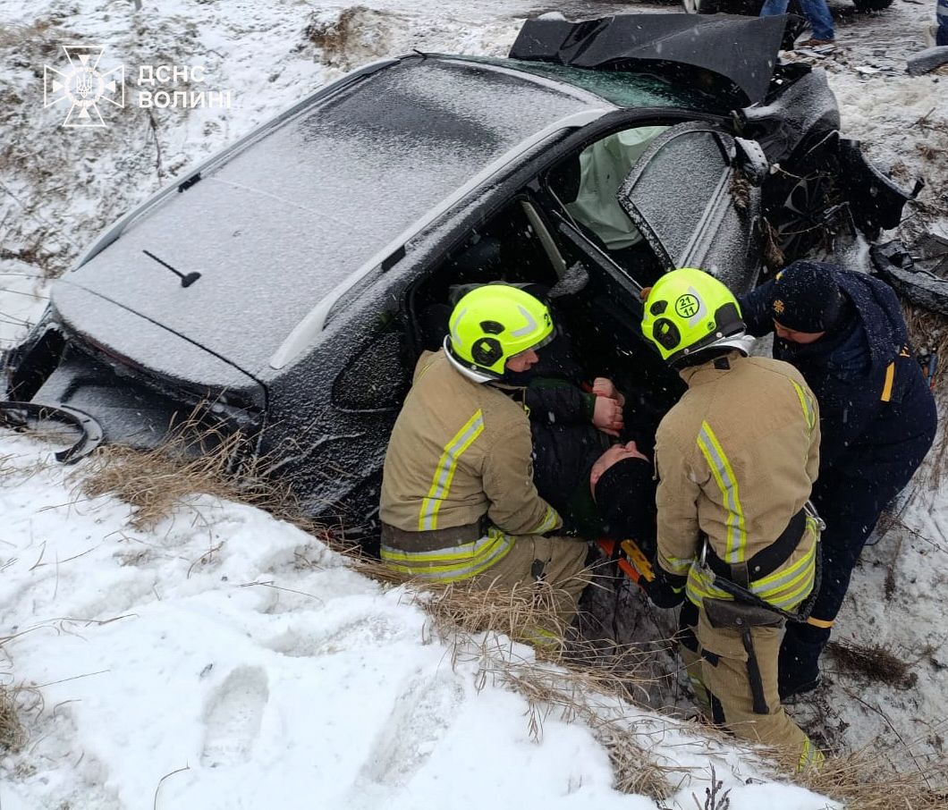 На Волині легковик зіткнувся зі швидкою, пасажира вирізали рятувальники