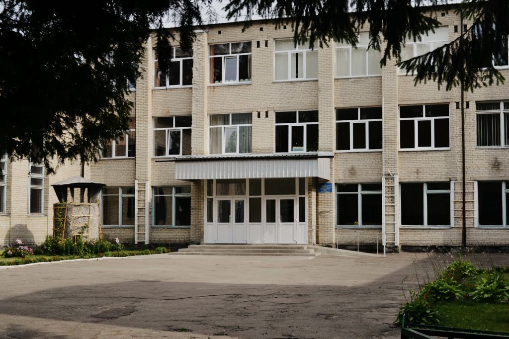 На Волині просять відновити 10-11 класи в одній зі шкіл : Волинь Infa